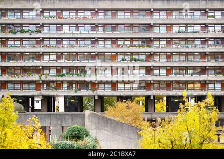 Fassade des Barbican Estate, einem Wohnblock in London, Großbritannien Stockfoto