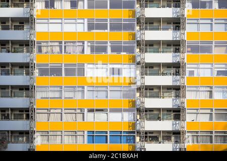 Fassade des Great Arthur House im Golden Lane Estate in London Stockfoto