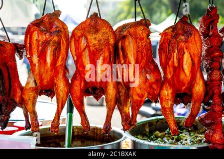 Gekochte Hühner auf der Ausstellung an EINEM Street Food Stall, Yangon, Myanmar. Stockfoto