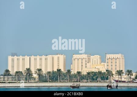 Dhow Hafen mit Skyline im Hintergrund, Doha, Qatar Stockfoto