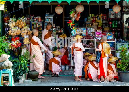 Eine Gruppe von Thilashin (Novizinnen) sammelt Spenden, Yangon, Myanmar. Stockfoto