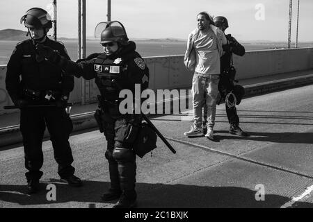 San Francisco, Usa. Juni 2020. SAN FRANCISCO, CA- JUNI 14: Ein Protestor wird am 14. Juni 2020 nach dem Tod von George Floyd bei der Schließung der Westseite der Bay Bridge in Richtung San Francisco, Kalifornien, verhaftet. (Foto von Chris Tuite/ImageSPACE) Credit: Imagespace/Alamy Live News Stockfoto