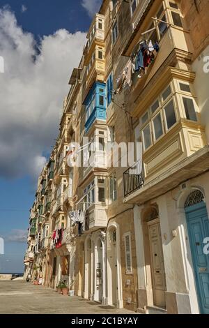 Typische und traditionelle bunte Architektur und Häuser in Valletta in Malta Stockfoto