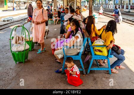 Burmesen warten auf EINEN Zug auf der Plattform am Yangon Hauptbahnhof, Yangon, Myanmar. Stockfoto