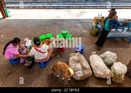 Lokale Frauen Verkaufen Snacks Auf Der Bahnhofsplattform, Yangon Hauptbahnhof, Yangon, Myanmar. Stockfoto