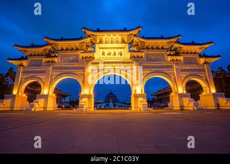 Chiang Kai-shek Memorial Hall bei Nacht in Taipei City, Taiwan Stockfoto