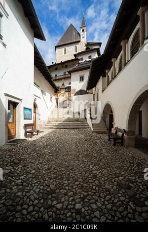 Santuario di San Romedio, mittelalterliches christliches Heiligtum des Heiligen Romedius auf einem felsigen Sporn in der Natur, Val di Non, Trentino, Südtirol, Italien Stockfoto