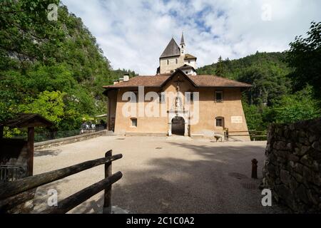 Santuario di San Romedio, mittelalterliches christliches Heiligtum des Heiligen Romedius auf einem felsigen Sporn in der Natur, Val di Non, Trentino, Südtirol, Italien Stockfoto