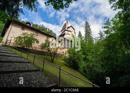 Santuario di San Romedio, mittelalterliches christliches Heiligtum des Heiligen Romedius auf einem felsigen Sporn in der Natur, Val di Non, Trentino, Südtirol, Italien Stockfoto