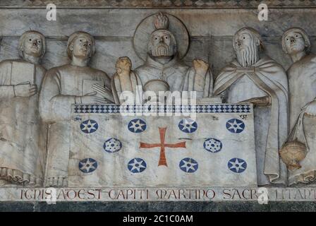 St. Martin von Tours. Szene aus „Storie di San Martino“, einer Serie romanischer Reliefs aus dem 13. Jahrhundert an der Fassade des Duomo di San Martino, Lucca, Toskana, Italien. Die Reliefs stammen von Guido di Bonagiunta Bigarelli, dem langobardischen Bildhauer Guido da Como (1220–ca. 1257). Stockfoto