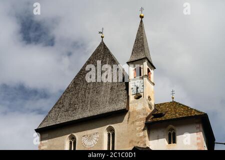 Santuario di San Romedio, mittelalterliches christliches Heiligtum des Heiligen Romedius auf einem felsigen Sporn in der Natur, Val di Non, Trentino, Südtirol, Italien Stockfoto