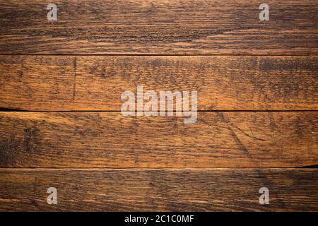 Alte hölzerne braune Planken Tisch Hintergrund. Horizontale Ansicht von oben auf alten rustikalen Eichen-Holztisch Stockfoto