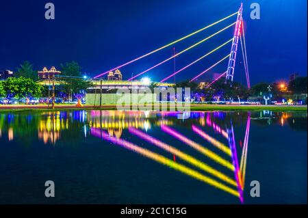 Zhubei, Taiwan - 9. Oktober 2015: Cable-stayed Bridge in der Nacht. Es ist ein Wahrzeichen der Stadt Zhubei, das das Hsinchu County Stadium und die zweite Straße verbindet Stockfoto