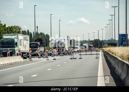 (200615) -- PARIS, 15. Juni 2020 (Xinhua) -- Autos und Lastwagen warten auf die Überquerung der Grenze zwischen Frankreich und Belgien auf der Autobahn A22 auf belgischer Seite, 15. Juni 2020. In einer Fernsehansprache am Sonntag erklärte der französische Präsident Emmanuel Macron den "ersten Sieg" über die Coronavirus-Epidemie und kündigte eine Rückkehr zur Normalität ab Montag in allen französischen Regionen an, außer in Überseegebieten. Ab Montag können europäische Reisende ohne Einschränkung französisches Gebiet betreten, während Reisende aus Ländern außerhalb des Schengen-Raums bis zum 1. Juli warten müssen. (Foto von Sebas Stockfoto