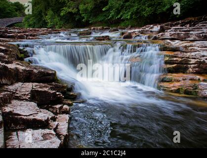 Die obere Ebene der Stainforth Force Wasserfälle in den Yorkshire Dales, Großbritannien Stockfoto