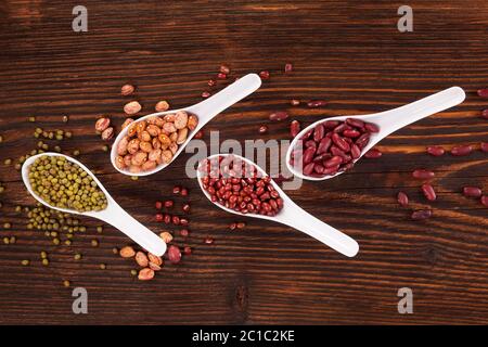 Verschiedene frische Hülsenfrüchte in Löffel. Stockfoto