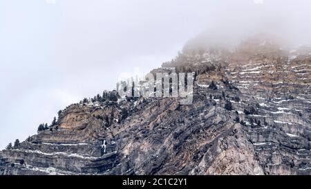 Panorama malerische Bergkulisse des Provo Canyon mit gefrorenem Wasser an steilen Hängen im Winter Stockfoto