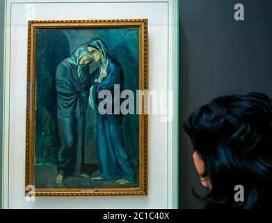 Frau betrachtet zwei Schwestern das Gemälde von Pablo Picasso, Eremitage Museum, Generalstabgebäude, St. Petersburg, Russland Stockfoto