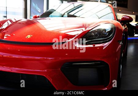 Umea, Norrland Schweden - 27. Mai 2020: Ein roter Porsche von vorne in der Autohalle Stockfoto