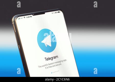 KIEW, UKRAINE-JUNI, 2020: Telegramm Mobile Anwendung auf dem Smartphone-Bildschirm. Nahaufnahme von Smartphone mit Telegram-Anwendung. Stockfoto