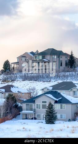 Vertikale Ernte Häuser auf verschneite Umgebung im Winter mit herrlichem Blick auf Wasatch Mountain Stockfoto