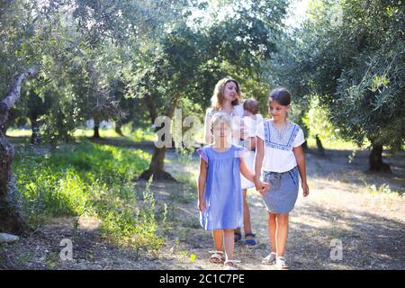 Mutter und drei Kinder im Olivenhain Stockfoto