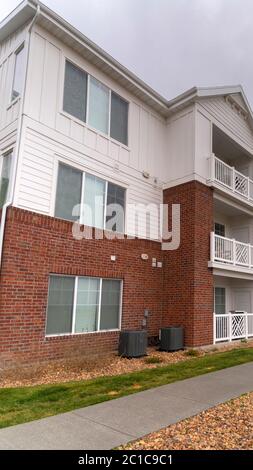 Vertikale Ansicht eines modernen Apartmentkomplexes Stockfoto