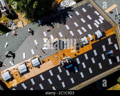 Entfernung des alten Dachs und Austausch Dächer mit neuen Dachschindeln auf der Hausdachbaustelle alle neuen Materialien angewendet. Stockfoto