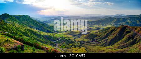 Luftpanorama von Semien Bergen und Tal um Lalibela, Äthiopien Stockfoto