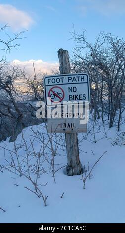 Vertikaler Wanderweg im Winter im Schnee vergraben auf dem Gelände des Wasatch Mountain Stockfoto