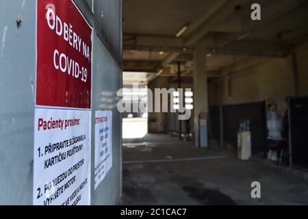 Ostrava, Tschechische Republik. April 2020. Eine neue Teststelle in Ostrava, Mährisch-Salesianisches Gebiet, Tschechische Republik, am 17. April 2020. Kredit: Jaroslav Ozana/CTK Foto/Alamy Live Nachrichten Stockfoto