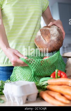 Nahaufnahme Der Frau Auspacken Lokaler Lebensmittel In Zero Waste Verpackung Aus Tasche Stockfoto