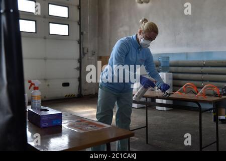 Ostrava, Tschechische Republik. April 2020. Ärzte bereiten sich auf die Probennahme für einen covid-19-Test an einer neuen Teststelle in Ostrava, Mährisch-Salesianer Region, Tschechische Republik, am 17. April 2020 vor. Kredit: Jaroslav Ozana/CTK Foto/Alamy Live Nachrichten Stockfoto