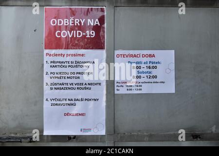 Ostrava, Tschechische Republik. April 2020. Eine neue Teststelle in Ostrava, Mährisch-Salesianisches Gebiet, Tschechische Republik, am 17. April 2020. Kredit: Jaroslav Ozana/CTK Foto/Alamy Live Nachrichten Stockfoto