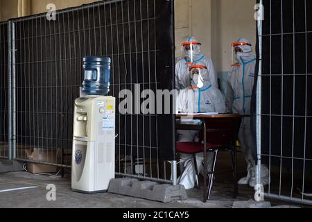 Ostrava, Tschechische Republik. April 2020. Eine neue Teststelle in Ostrava, Mährisch-Salesianisches Gebiet, Tschechische Republik, am 17. April 2020. Kredit: Jaroslav Ozana/CTK Foto/Alamy Live Nachrichten Stockfoto