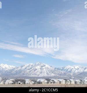 Quadratische Ernte Panoramablick auf South Jordan City Nachbarschaft und Wasatch Mountains im Winter Stockfoto