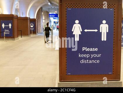Ein soziales Distanzierungsschild am 15. Juni 2020 in London Bridge Station in London, England - die Regierung hat ein neues Gesetz durchgesetzt, das es verpflichtend macht, eine Schutzmaske für alle öffentlichen Verkehrsmittel zu tragen, um die Übertragung von COVID-19 in Großbritannien zu stoppen. (Kredit: Jacques Feeney) Gutschrift: MI Nachrichten & Sport /Alamy Live Nachrichten Stockfoto
