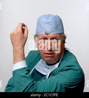 Schauspieler Tom Baker als Chirurg Professor Geoffrey Hoyt in der TV-Serie Medics Stockfoto