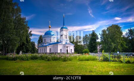 Außenansicht der Kirche der Fürbitte der Heiligen Jungfrau, gorodets, Russland Stockfoto