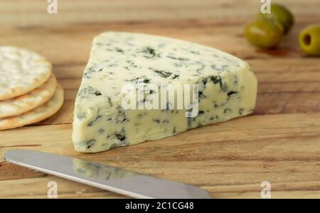 Blau geäderter Stilton-Käse auf Holzbrett Stockfoto