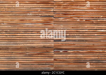 Holzfassade mit horizontalem Gitter im Landschaftsformat Stockfoto