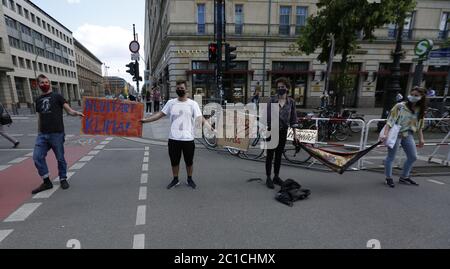 Berlin, Deutschland. Juni 2020. Demonstranten in einer Menschenkette vor dem Brandenburger Tor in Berlin am 14. Juni 2020. Eine Menschenkette gegen Rassismus, Ausgrenzung, Klimaschutz und Gleichberechtigung. (Foto: Simone Kuhlmey/Pacific Press/Sipa USA) Quelle: SIPA USA/Alamy Live News Stockfoto