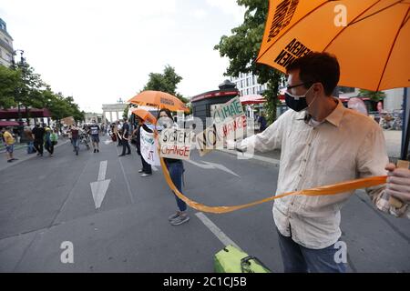 Berlin, Deutschland. Juni 2020. Demonstranten in einer Menschenkette vor dem Brandenburger Tor in Berlin am 14. Juni 2020. Eine Menschenkette gegen Rassismus, Ausgrenzung, Klimaschutz und Gleichberechtigung. (Foto: Simone Kuhlmey/Pacific Press/Sipa USA) Quelle: SIPA USA/Alamy Live News Stockfoto