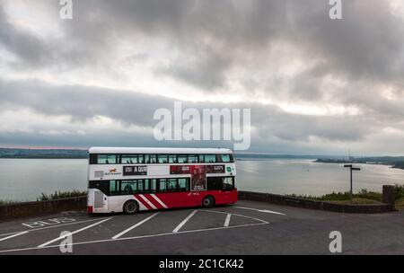 Camden, Crosshaven, Cork, Irland. Juni 2020. Ein Bus am frühen Morgen wartet an einer malerischen Bushaltestelle mit Blick auf den Hafen, um seinen Service in die Stadt in Camden, Crosshaven, Co. Cork, Irland, zu beginnen. - Credit; David Creedon / Alamy Live News Stockfoto