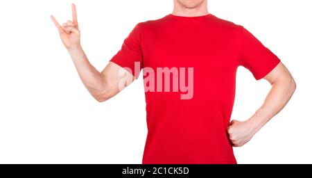 Mann in rotem T-Shirt zeigt Rock n Roll Zeichen oder geben den Teufel Hörner Geste Stockfoto