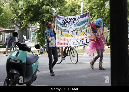 Berlin, Deutschland. Juni 2020. Demonstranten in einer Menschenkette vor dem Brandenburger Tor in Berlin am 14. Juni 2020. Eine Menschenkette gegen Rassismus, Ausgrenzung, Klimaschutz und Gleichberechtigung. (Foto: Simone Kuhlmey/Pacific Press/Sipa USA) Quelle: SIPA USA/Alamy Live News Stockfoto