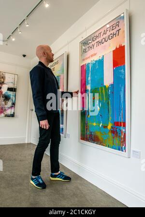 Harrogate, 15. Juni 2020. Richard McTague, Inhaber der unabhängigen Kunstgalerie RedHouse Originals, eröffnet heute zum ersten Mal seit der Sperre. Kredit: ernesto rogata/Alamy Live Nachrichten Stockfoto