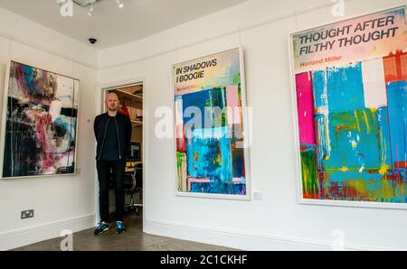 Harrogate, 15. Juni 2020. Richard McTague, Inhaber der unabhängigen Kunstgalerie RedHouse Originals, eröffnet heute zum ersten Mal seit der Sperre. Kredit: ernesto rogata/Alamy Live Nachrichten Stockfoto