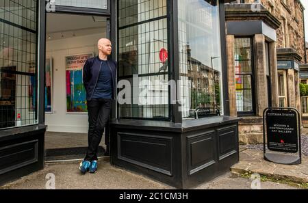 Harrogate, 15. Juni 2020. Richard McTague, Inhaber der unabhängigen Kunstgalerie RedHouse Originals, eröffnet heute zum ersten Mal seit der Sperre. Kredit: ernesto rogata/Alamy Live Nachrichten Stockfoto