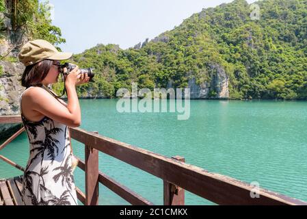 Frau Tourist fotografieren Thale Nai Stockfoto